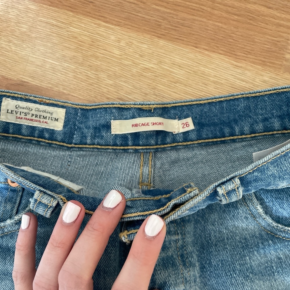 Levi’s Ribcage Shorts Medium Wash - Picture 3 of 4
